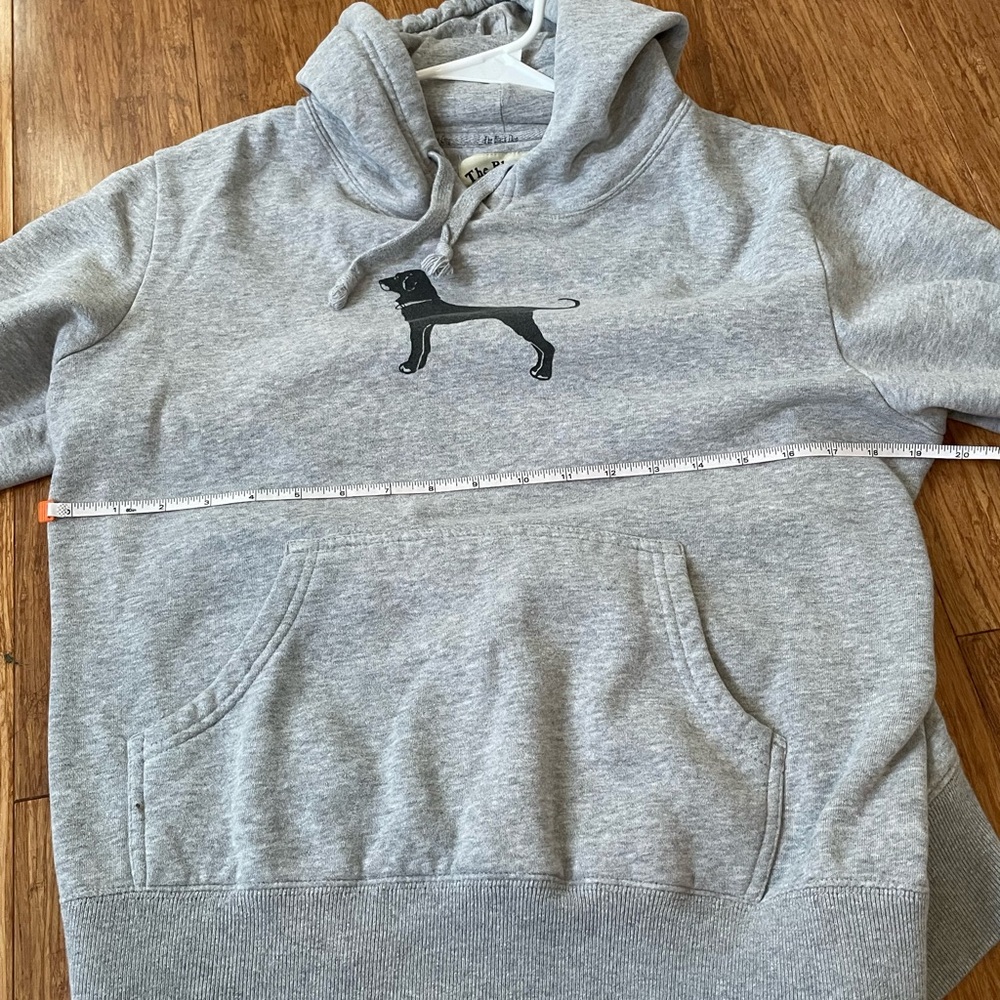 The Black Dog Cape Cod women’s gray medium sweatshirt